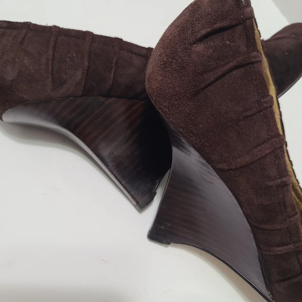 Guess by Marciano Women's Vintage Brown Suede Wedge Pump‎ Size 7